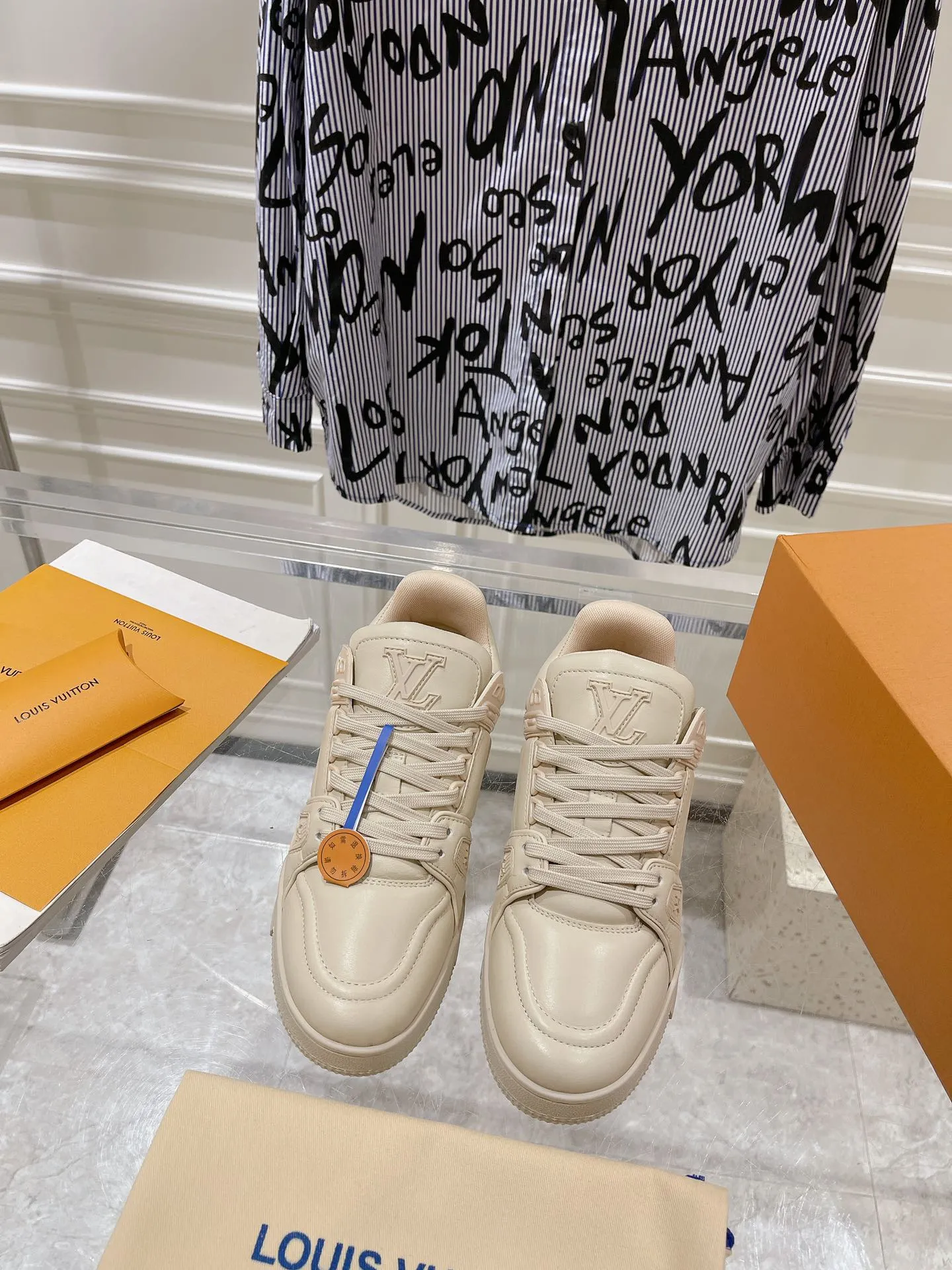 👟👟Ex-factory price 840👟👟 Top version #couple style 2024 hot LV 𝘁𝗿𝗮𝗶𝗻𝗲𝗿 series of the latest couple style sneakers, the quality has been upgraded again, the details are awesome, it just doesn’t look too good! The model was sold out immediately within ten minutes of the official website going on sale. TPU outsole, mold fee is 2w+. The texture is comparable to the original version. The feet are made of polymeter micro-material and breathable British mesh. The details are the same as the original version. Please pay attention to distinguish the currency materials on the market. Size: Female 35-39, Male 39-45M